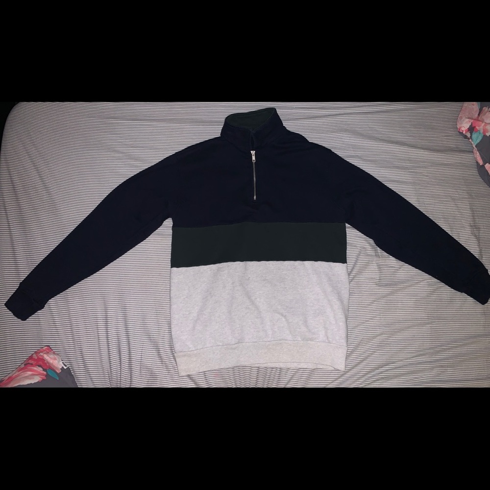 Brandy Melville Three QTR zipped top